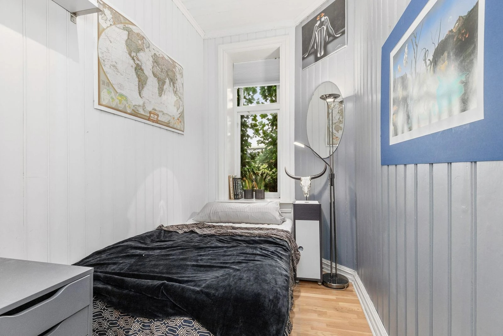 Soverom med vindu mot bakgård 